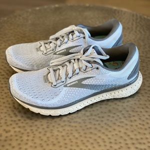 Brooks glycerin 18 color light blue. Wore them about 10 times size 10.5